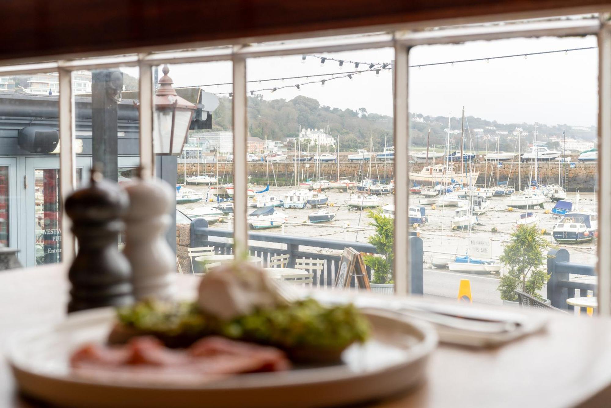 Old Court House Inn St Aubin Екстериор снимка