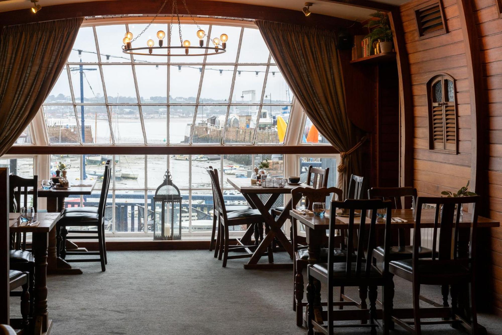 Old Court House Inn St Aubin Екстериор снимка